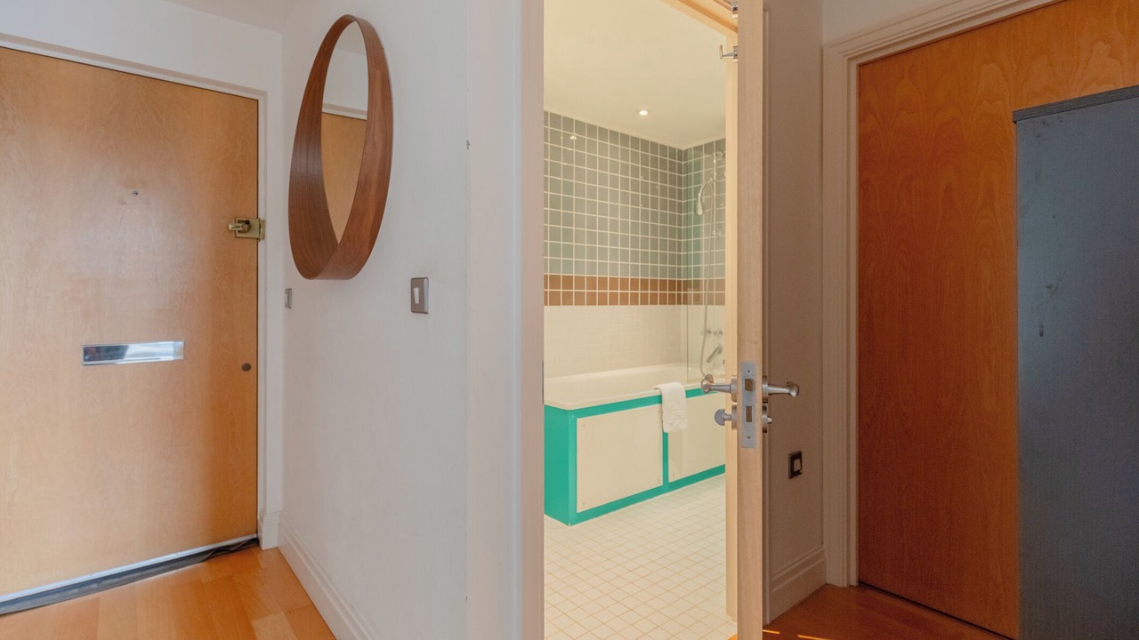 Photo of Bathroom in Island Gardens