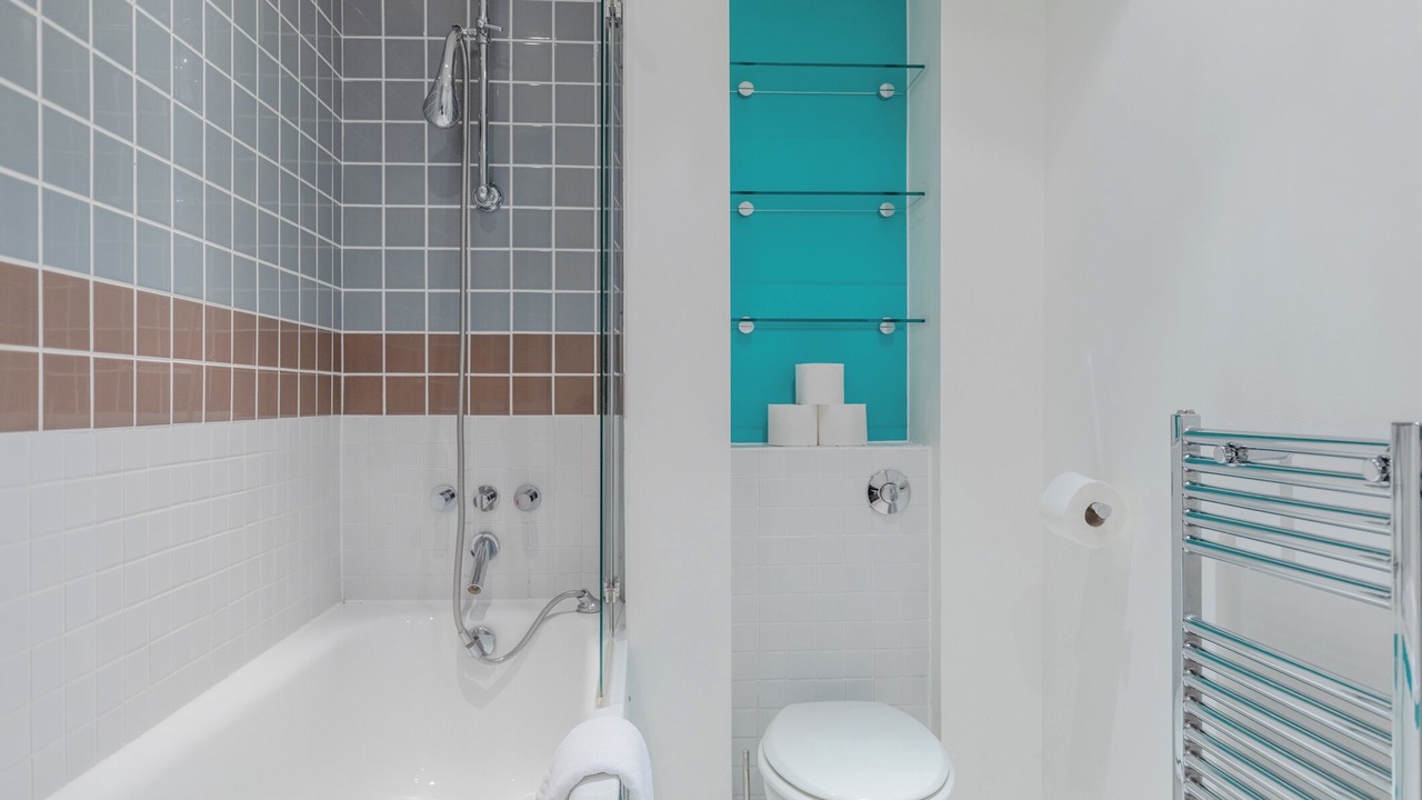 Photo of Bathroom in Island Gardens