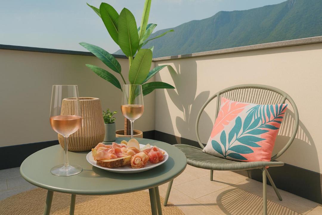 Photo of Patio Balcony in Sale Marasino