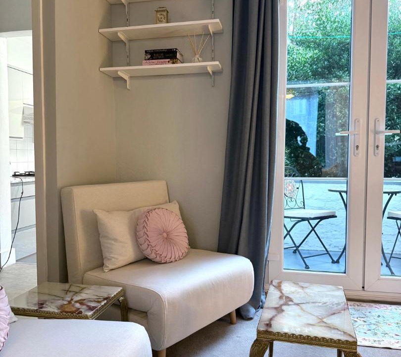 Photo of Bedroom in Oval