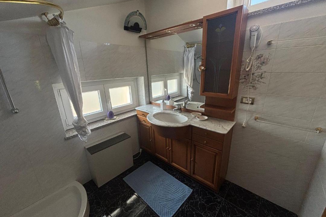Photo of Bathroom in Carru