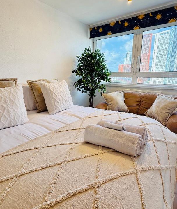 Photo of Bedroom in Oval
