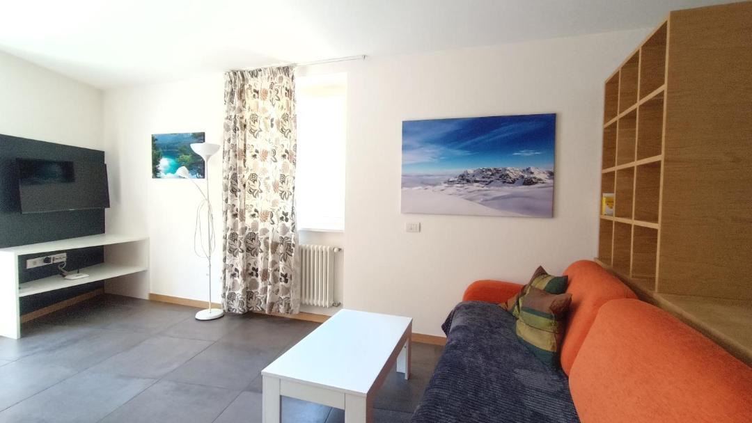 Photo of Livingroom in Male