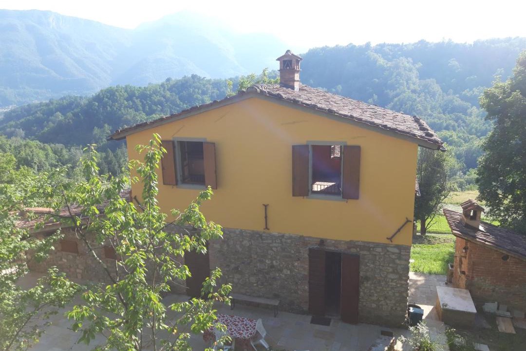 Photo of Buildings in Mologno