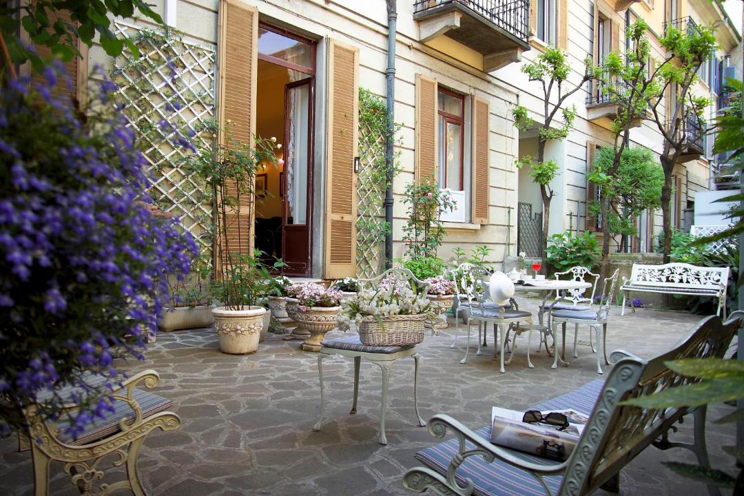 Photo of Patio Balcony in Magenta
