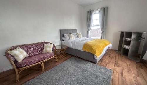 Basic Triple Room with Shared Bathroom
