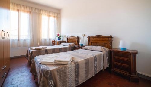 Standard Twin Room with Shared Bathroom and Air-Conditioning
