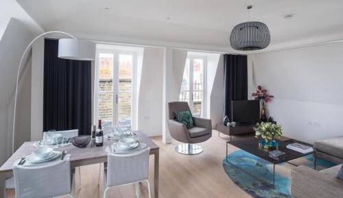 Two-Bedroom Deluxe Apartment with Balcony