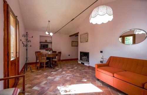 Asciano Villa | Nice apartment in villa for 2 guests with pool, WIFI, A/C, TV, pets allowed and parking