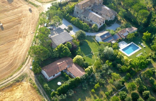 Asciano Villa | Nice apartment in villa for 2 guests with pool, WIFI, A/C, TV, pets allowed and parking