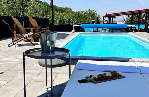 Petrovaradin House | Charming 4-bedroom house with WiFi, AC in peaceful Rakovac