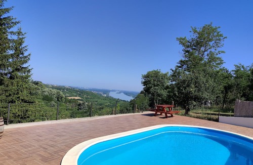 Sremski Karlovci Villa | Pruža jedinstveno iskustvo koje kombinuje prirodnu lepotu, luksuz i opuštanje.