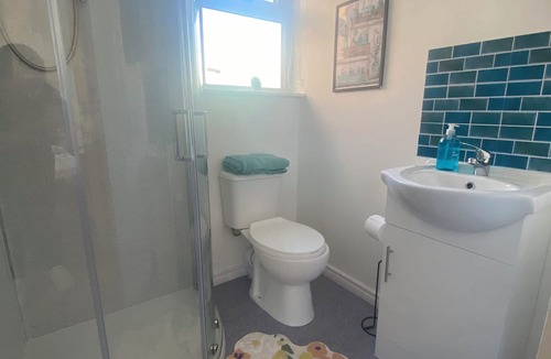 Londonderry Apartment | Cosy Irish Cabin studio in fabulous Derry with WiFi & Private Bathroom