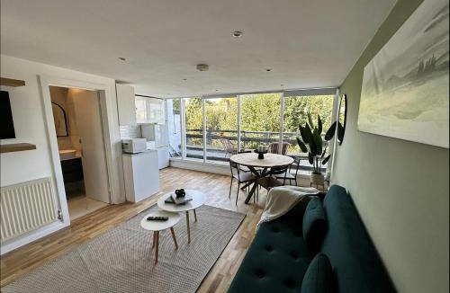 Primrose Hill Apartment | Primrose Hill Apartment with Balcony