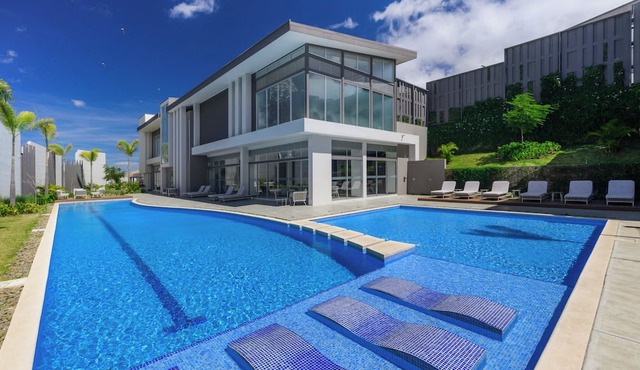 Modern 3BR Resort Amenities Fast WiFi Heredia